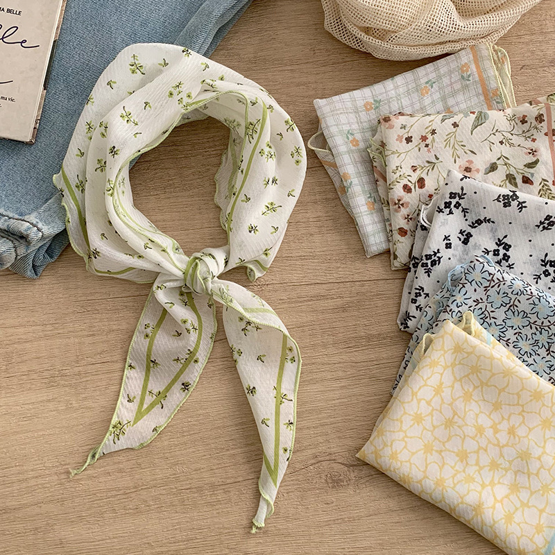 Travel Accessories Neck - ผ้าพันคอสามเหลี่ยมลายดอกไม้เล็กๆ น้ำหนักเบา สำหรับผู้หญิง ใช้ในฤดูร้อน เหมาะสำหรับการเดินทาง ผ้าชีฟองบางเบา