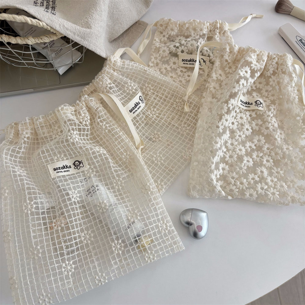 Travel Accessories Toiletries - กระเป๋าเครื่องสำอางผ้าตาข่ายปักลายดอกเดซี่พร้อมเชือกรูด กระเป๋าใส่ของใช้ในห้องน้ำ ชุดชั้นใน ถุงเท้า สำหรับเดินทางช่วงฤดูร้อน กระเป๋าจัดระเบียบอุปกรณ์เสริม