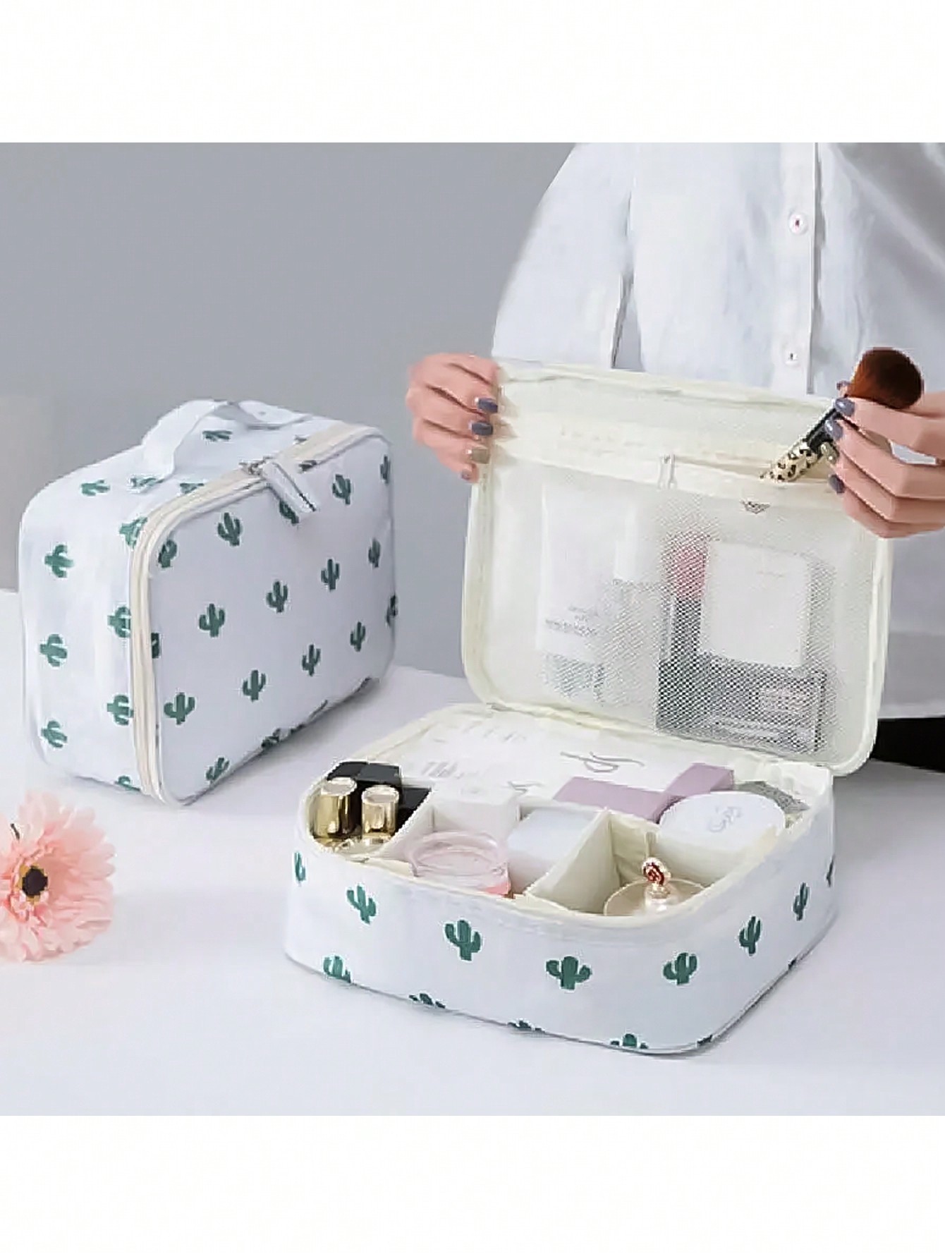 Travel Accessories Toiletries - กระเป๋าเครื่องสำอางกันน้ำลายกระบองเพชร 1 ชิ้น แบบพกพาสำหรับจัดเก็บเครื่องสำอางและอุปกรณ์อาบน้ำ
